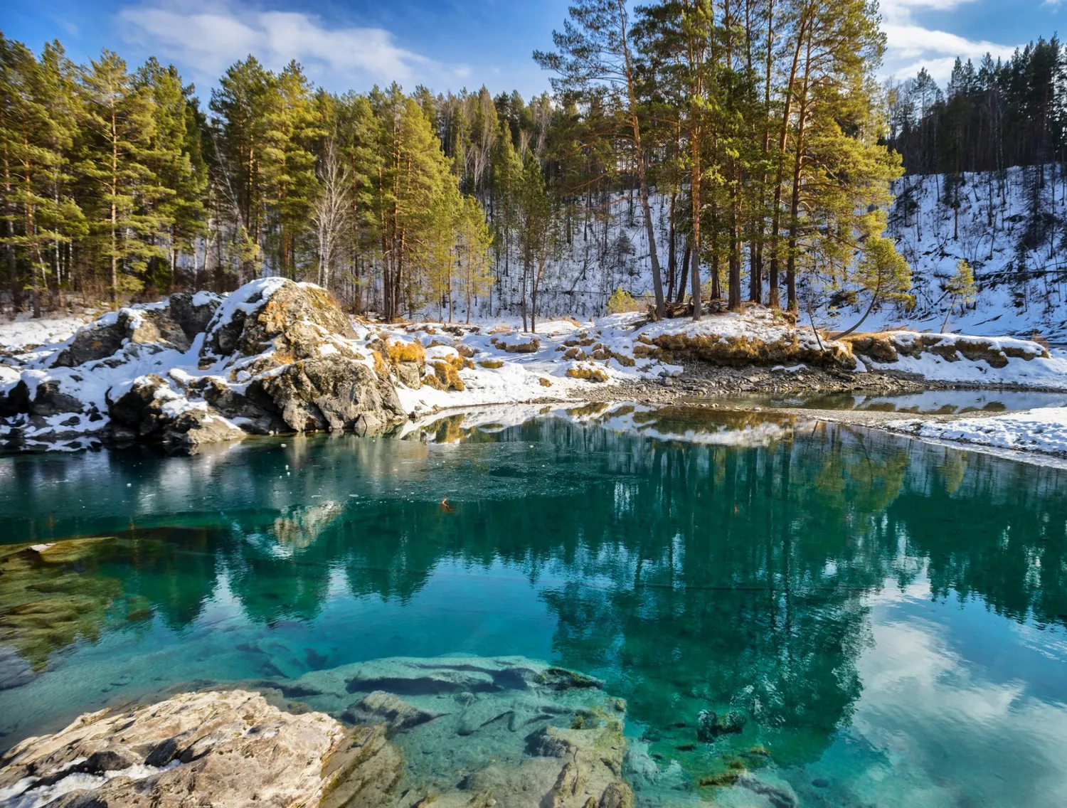Голубые озера Алтая зимой