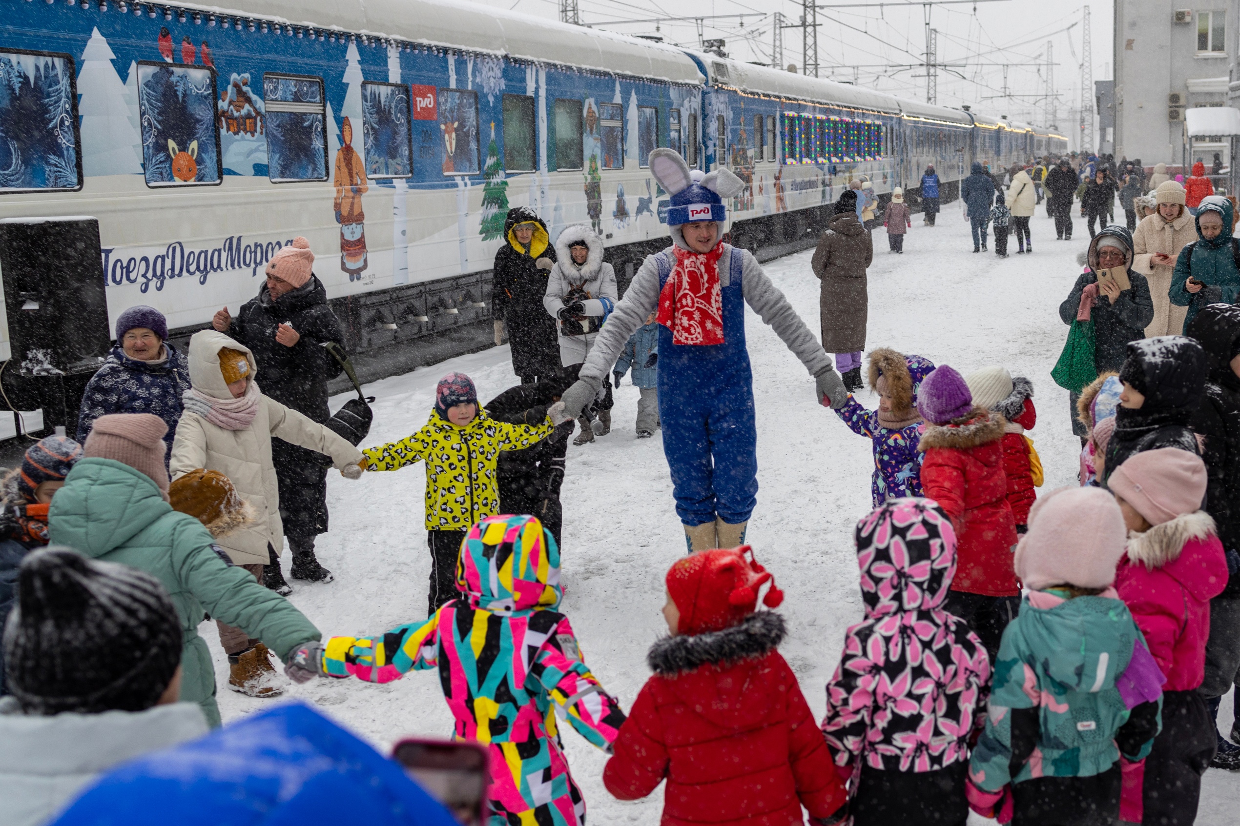 Праздник к нам приходит: поезд Деда Мороза отправился в новогоднее путешествие