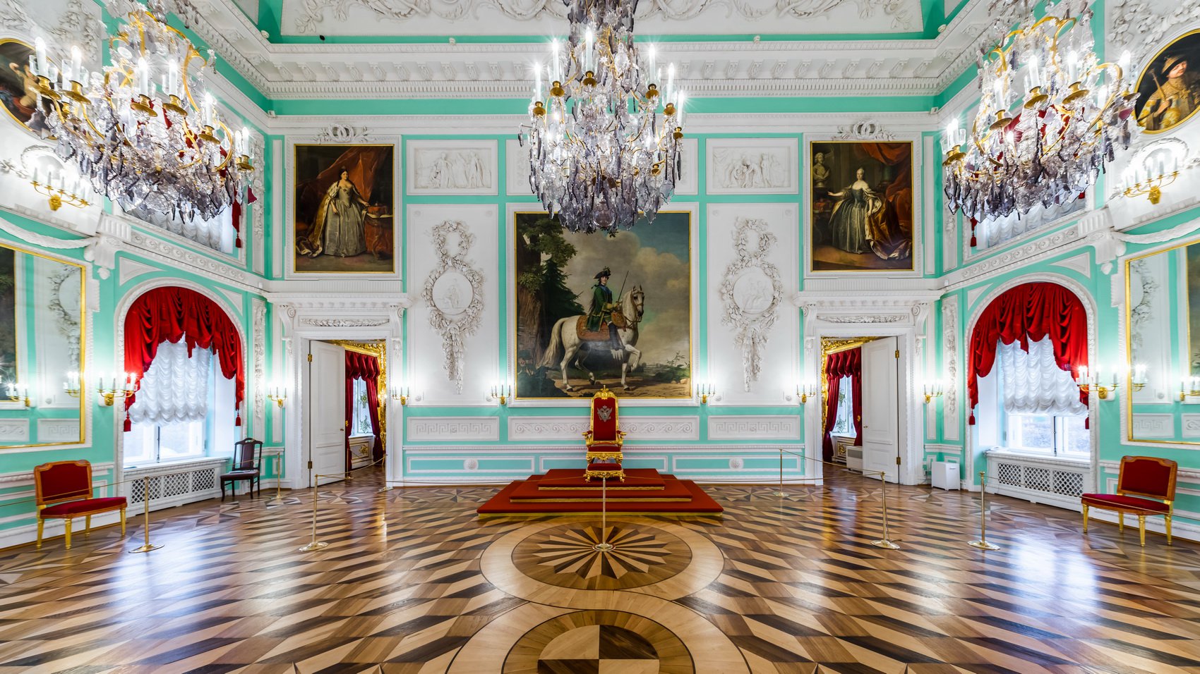 Петергоф - русский Версаль: великолепные виды на залив и шедевры дворцово-паркового искусства