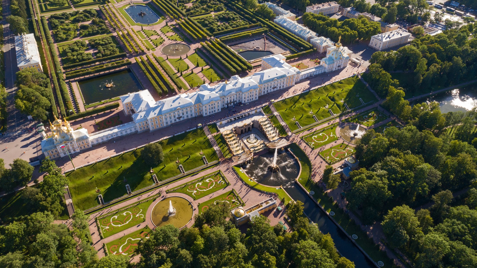 Петергоф - русский Версаль: великолепные виды на залив и шедевры дворцово-паркового искусства
