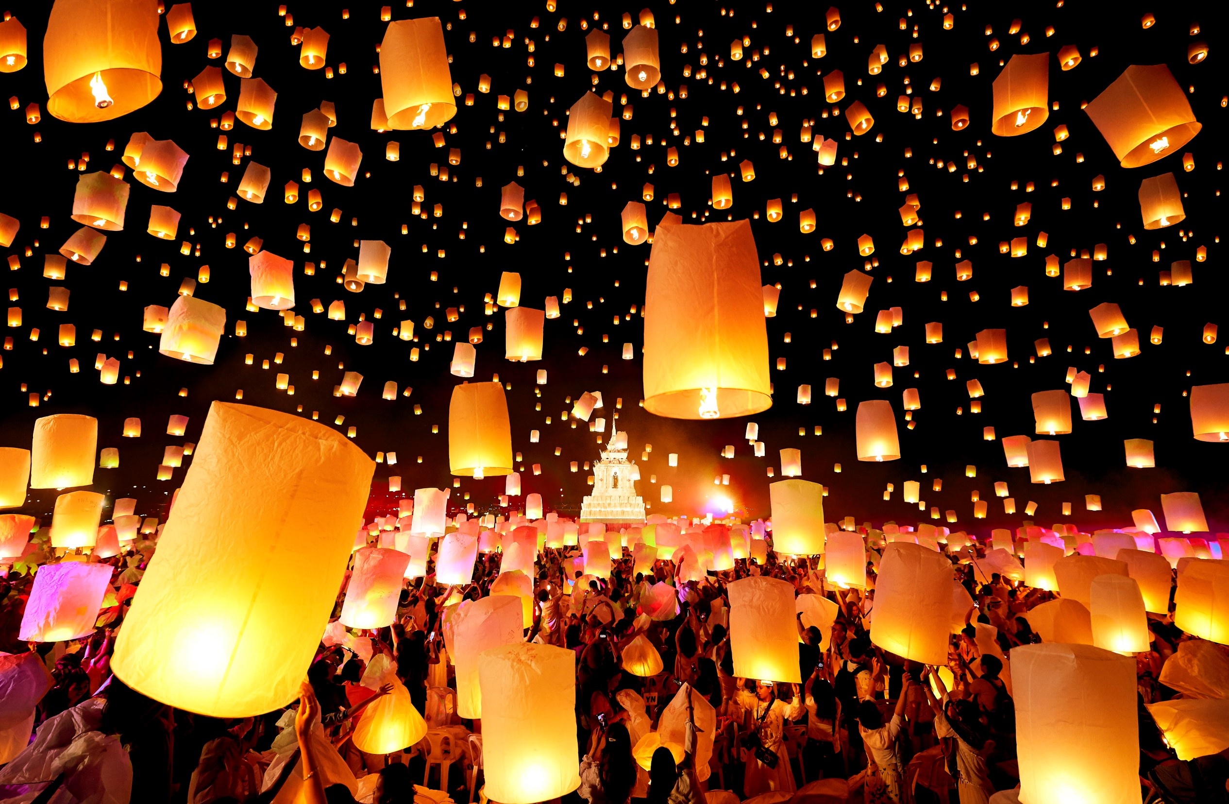 Во время фестивалей сотни тысяч фонариков запускают в небо и по течению рек.