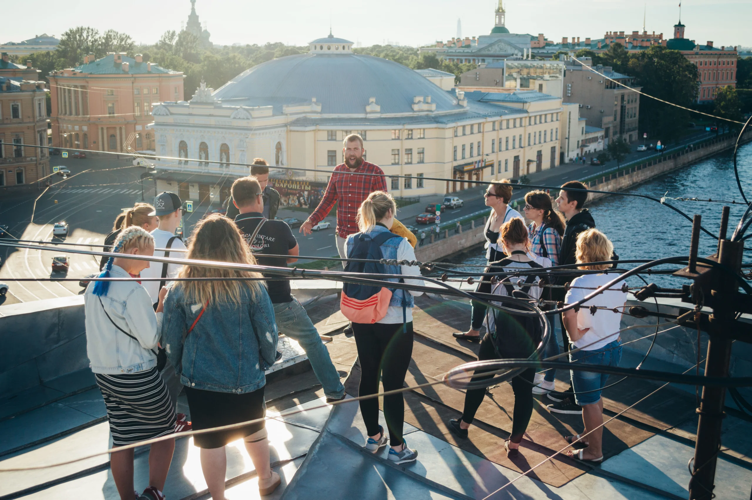 Фото: spbrooftop.com крыши Питера экскурсия