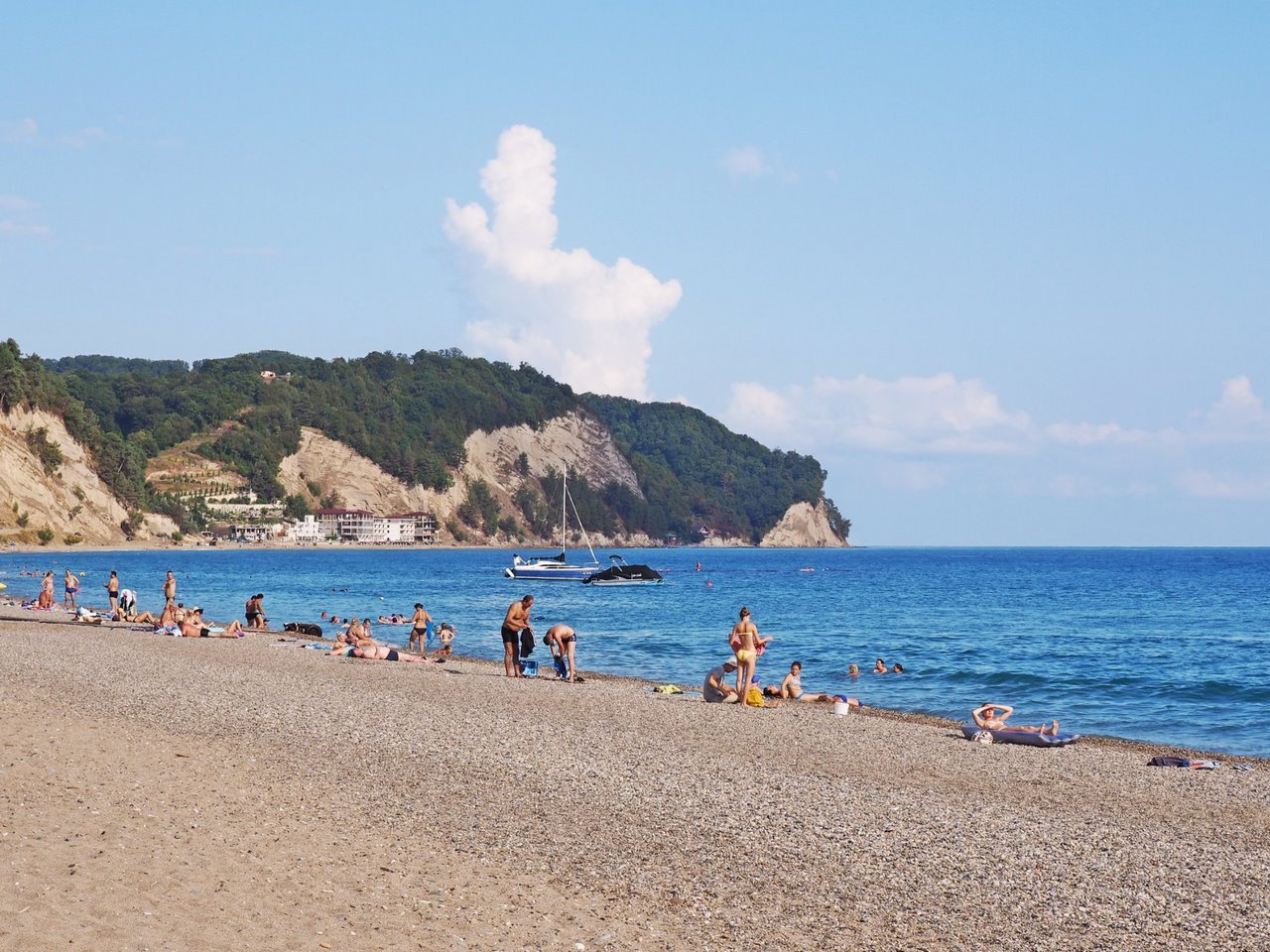 Без сточных вод и канализации: ТОП-5 самых чистых пляжей в Абхазии по отзывам туристов