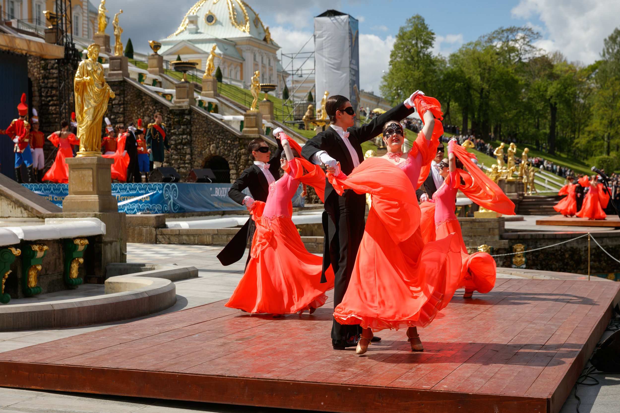 Торжественное открытие фонтанов в Петергофе