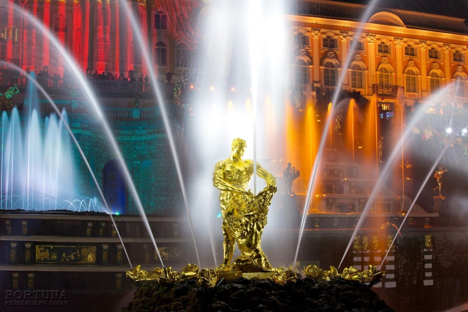 Фонтанный сезон: когда включают фонтаны в Петергофе в 2024 году